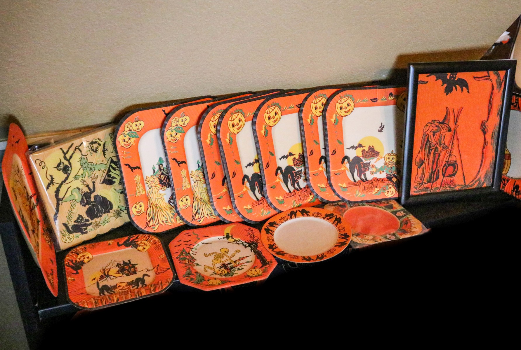 A COLLECTION OF VINTAGE HALLOWEEN PAPER TABLEWARE