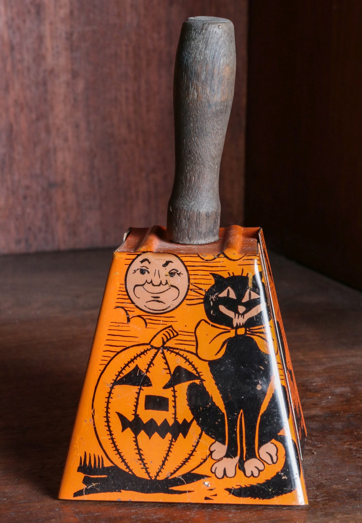 A VINTAGE TIN LITHO HALLOWEEN NOISEMAKER