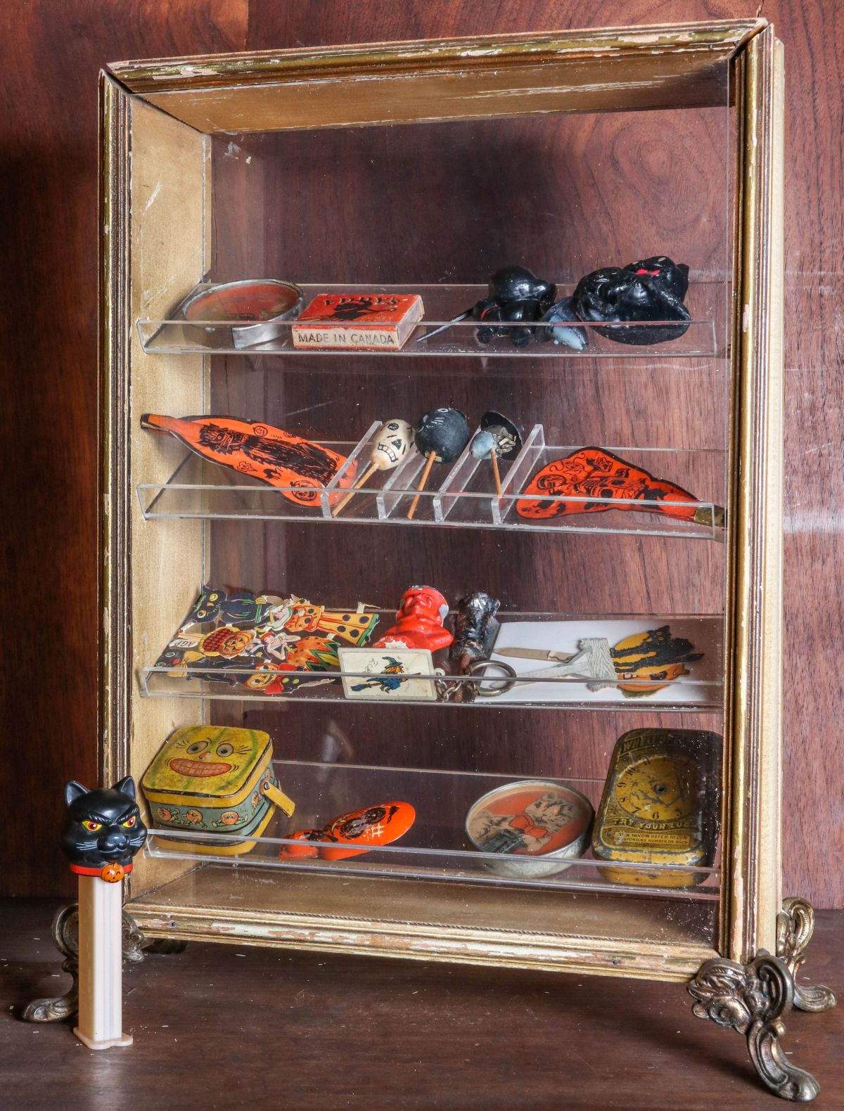 A COLLECTION OF VINTAGE HALLOWEEN NOVELTIES & CASE