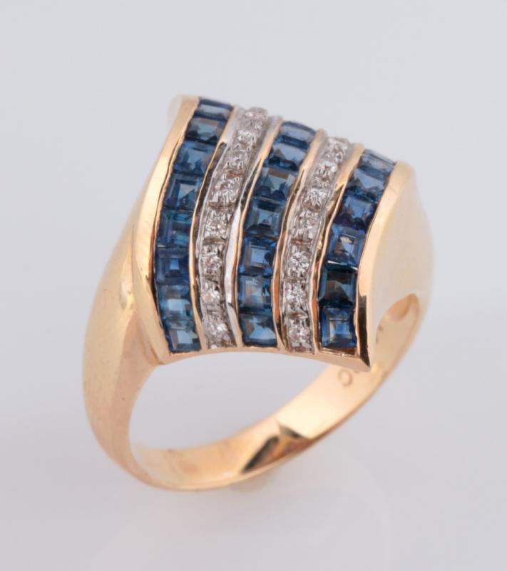 A 14K DIAMOND AND SAPPHIRE CONTEMPORARY FASHION RING 