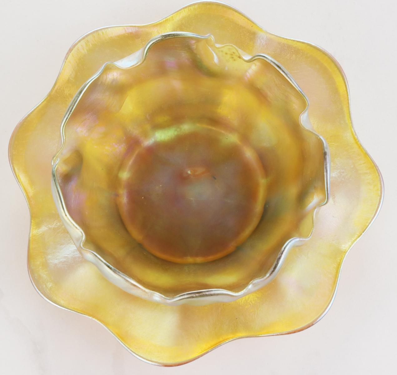 A TIFFANY FAVRILE ART GLASS FINGER BOWL AND UNDERPLATE