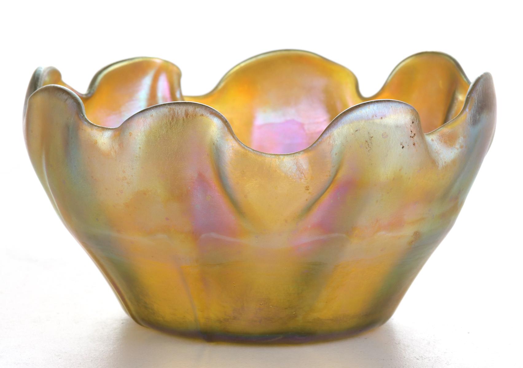 A TIFFANY FAVRILE ART GLASS FINGER BOWL AND UNDERPLATE