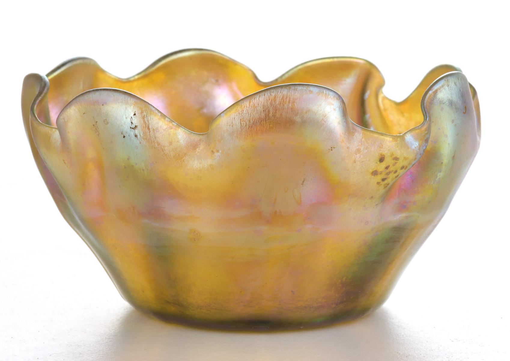 A TIFFANY FAVRILE ART GLASS FINGER BOWL AND UNDERPLATE