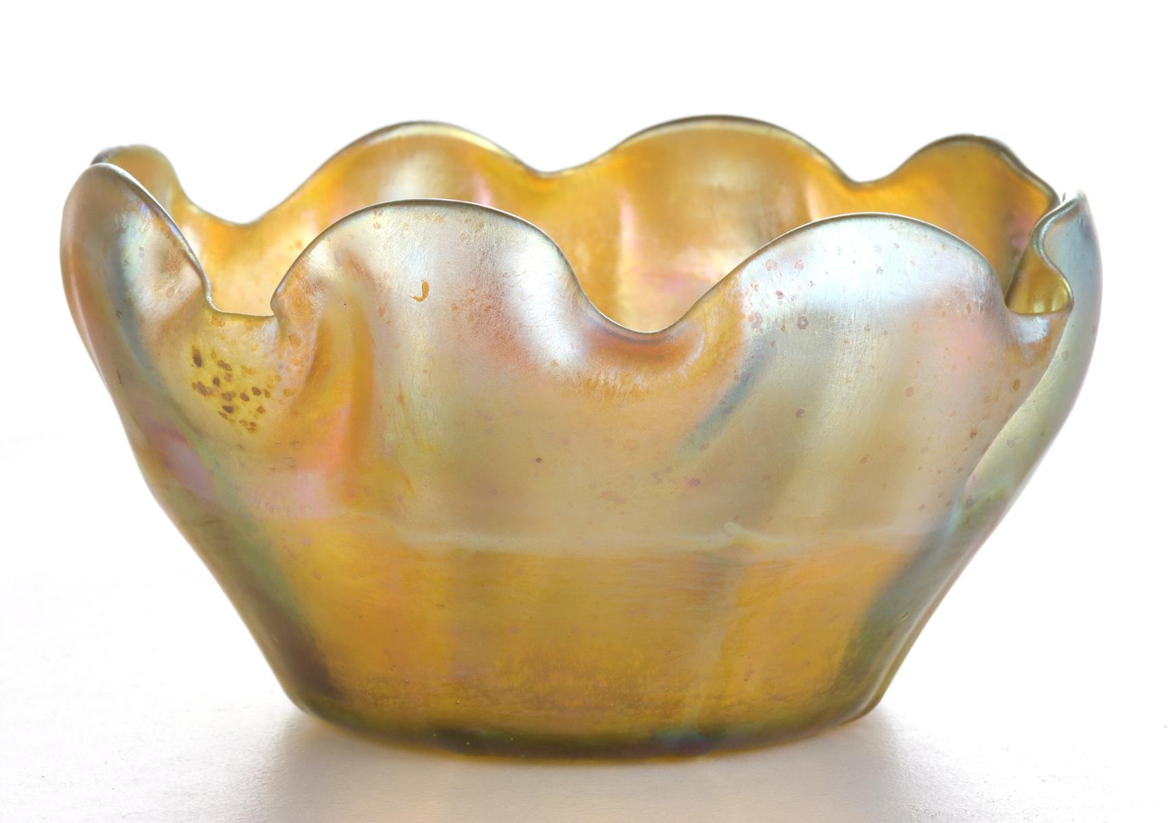 A TIFFANY FAVRILE ART GLASS FINGER BOWL AND UNDERPLATE