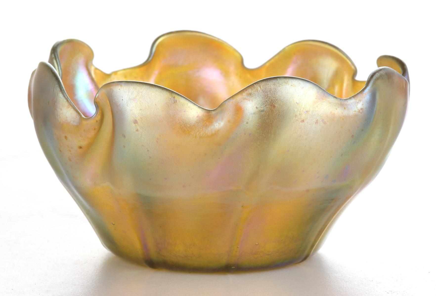 A TIFFANY FAVRILE ART GLASS FINGER BOWL AND UNDERPLATE