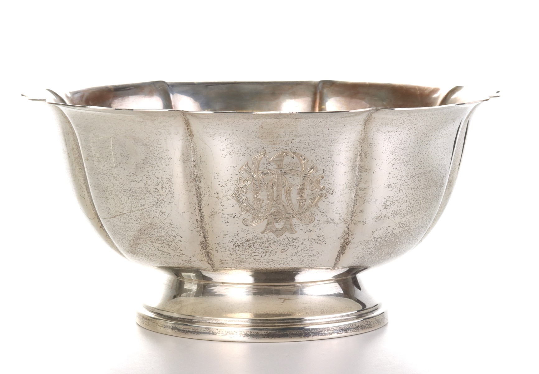 AN EARLY 20TH CENTURY FOOTED STERLING SILVER BOWL