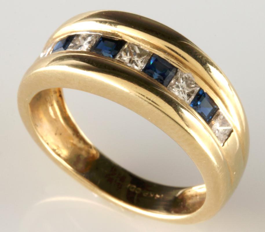 A 14K SAPPHIRE AND DIAMOND FASHION RING