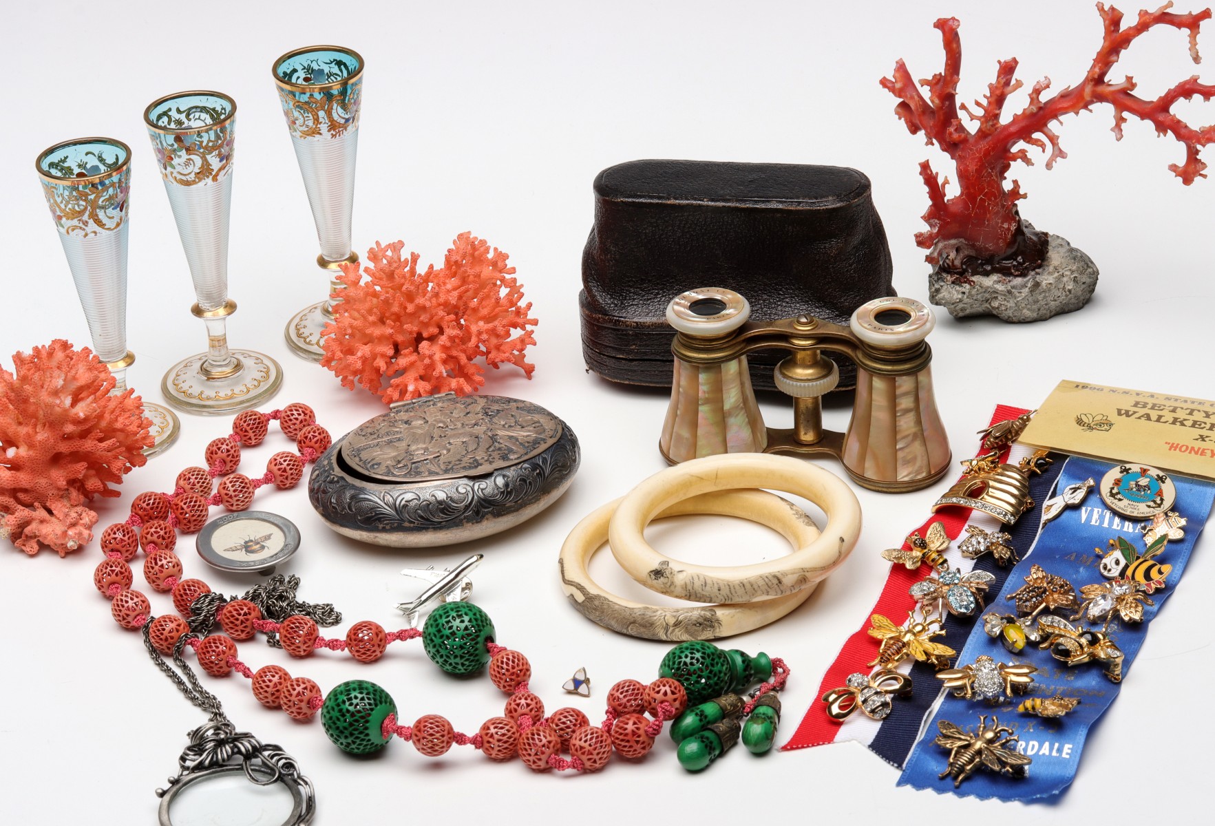 GROUP LOT INCLUDING OPERA GLASSES AND SCRIMMED BANGLES