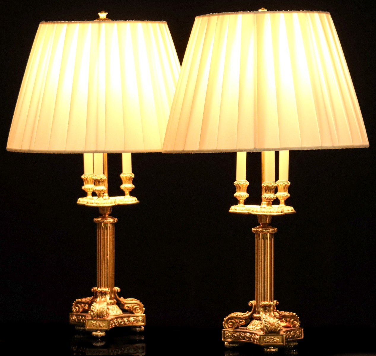 A FINE PAIR OF HEAVY BRASS LOUIS XIV STYLE TABLE LAMPS