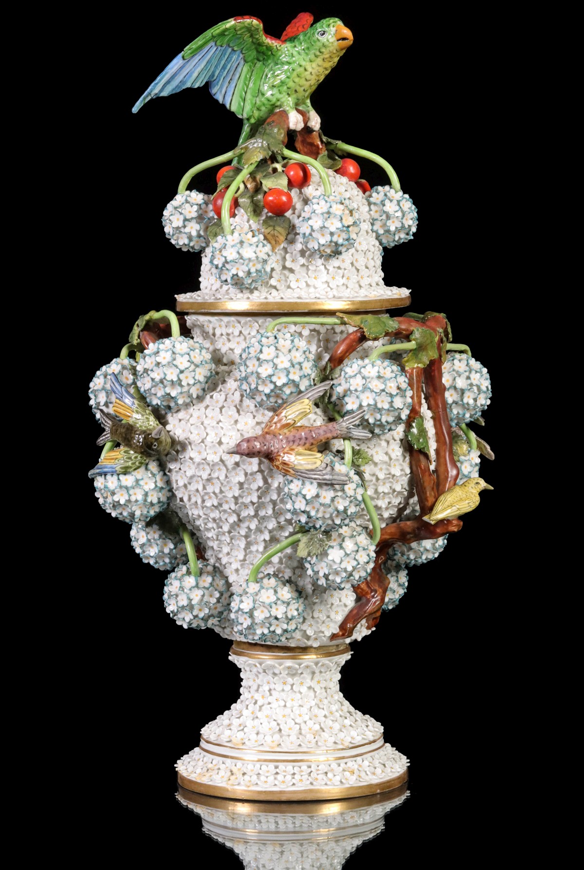 A LARGE MEISSEN PORCELAIN SCHNEEBALLEN URN WITH COVER