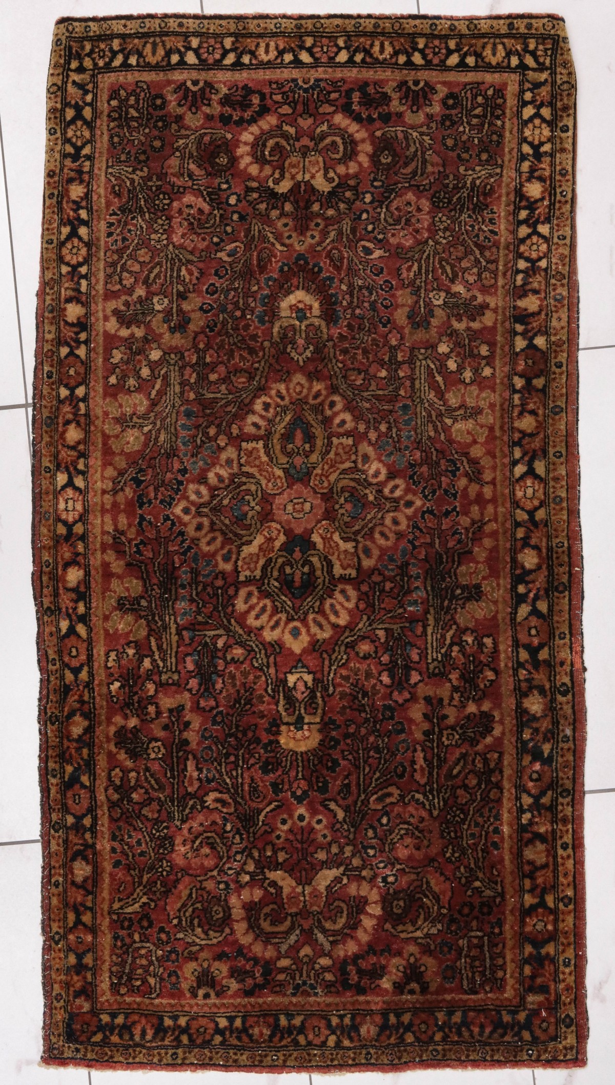 A CIRCA 1930S PERSIAN SAROUK HAND MADE SCATTER RUG