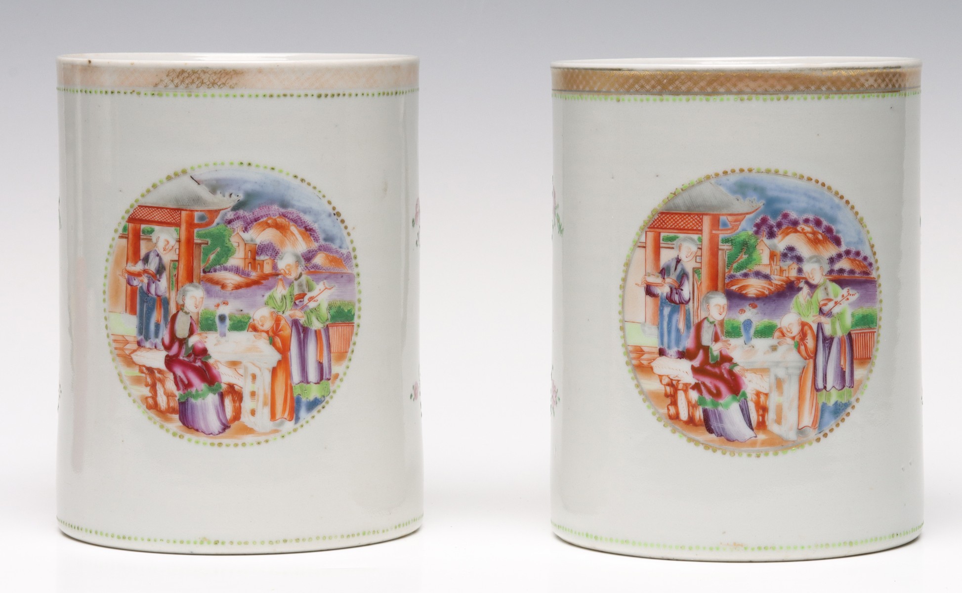 A PAIR 18TH CENTURY CHINESE EXPORT PORCELAIN TANKARDS