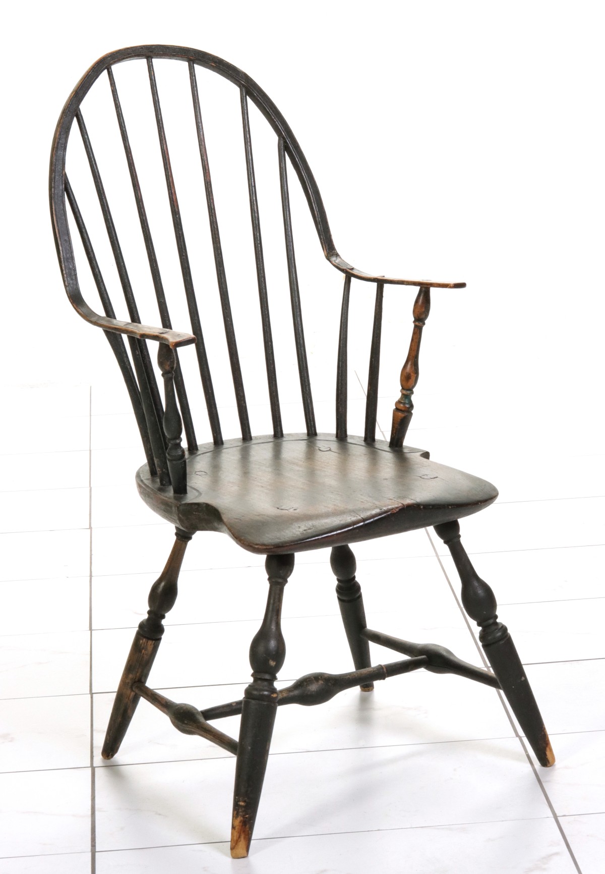 A CIRCA 1800 CONTINUOUS ARM WINDSOR CHAIR IN OLD PAINT