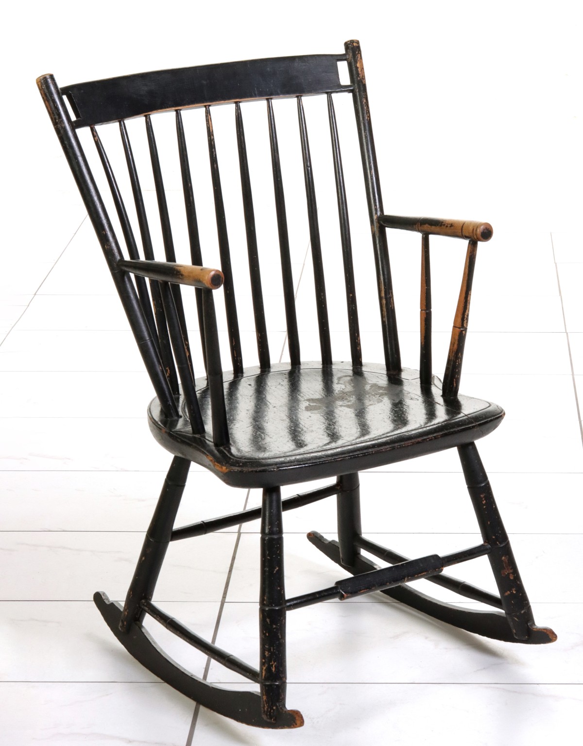 AN EARLY 19C. ROD BACK WINDSOR ROCKING CHAIR WITH ARMS