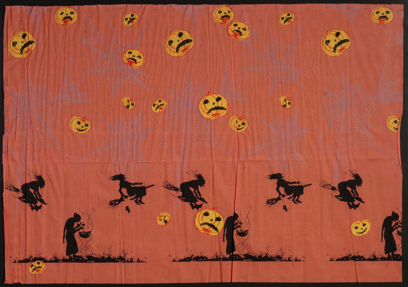 A VINTAGE HALLOWEEN MOTIF CREPE PAPER DECORATION