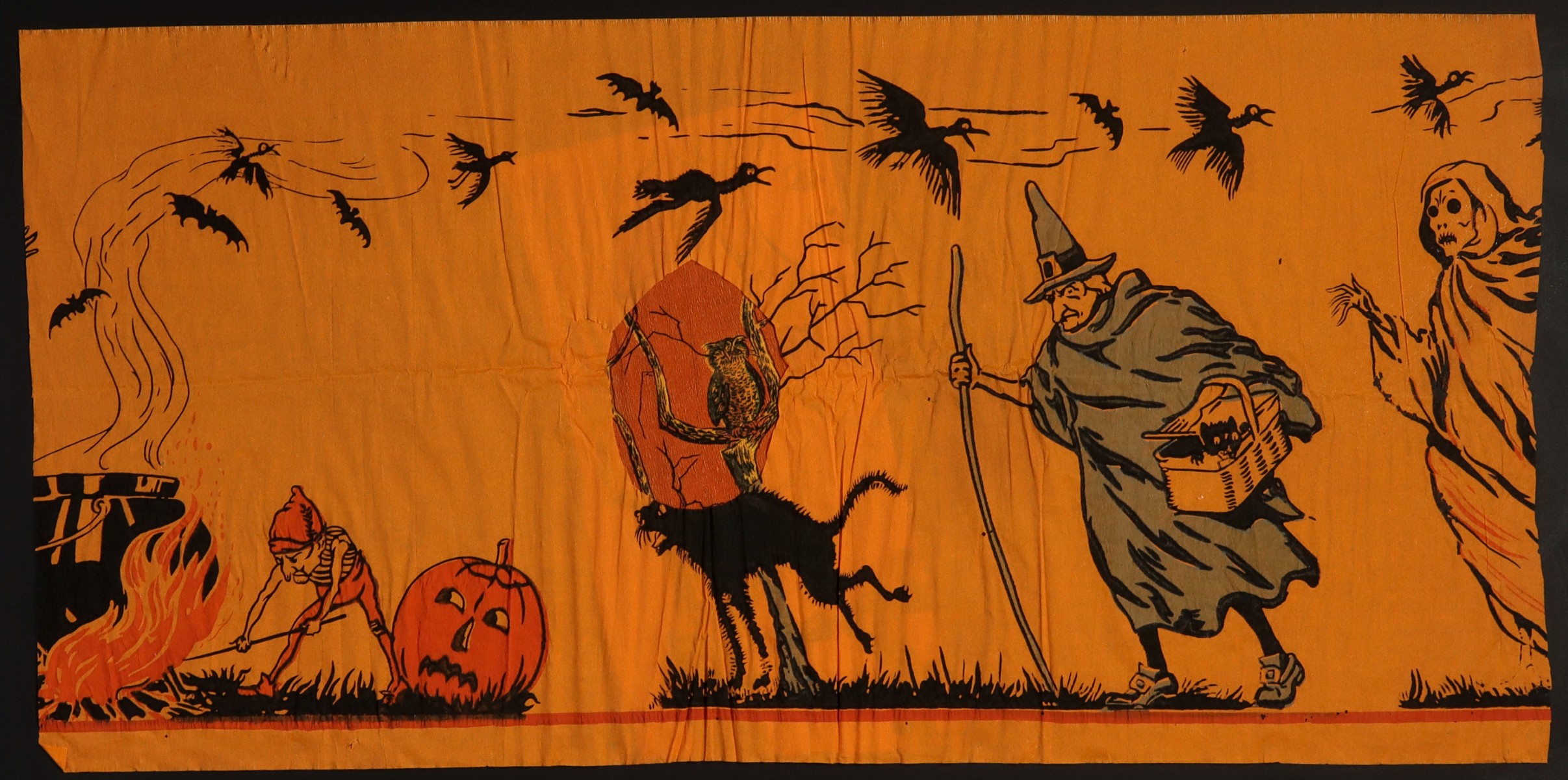 A VINTAGE HALLOWEEN MOTIF CREPE PAPER DECORATION