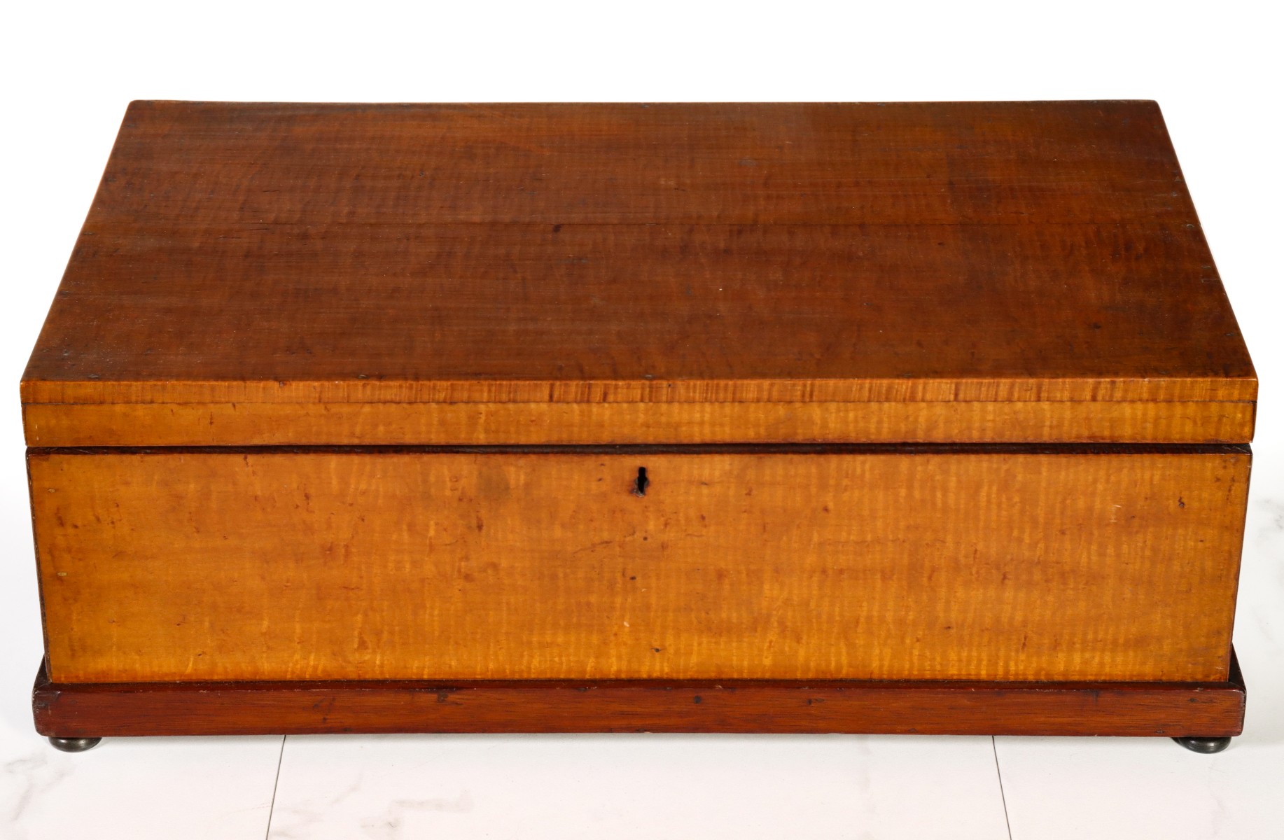 A FINE AND HIGHLY FIGURED 19TH CENTURY TIGER MAPLE BOX