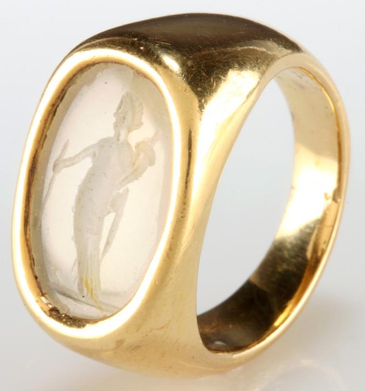 AN ANTIQUE 14K GOLD AND WHITE CHALCEDONY RING 