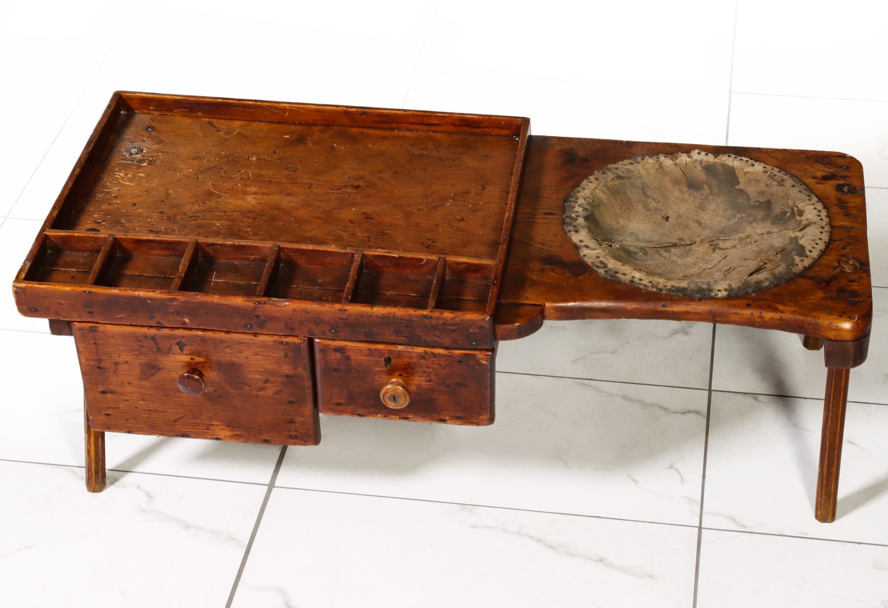 AN EARLY 19TH C. AMERICAN COBBLER'S BENCH WITH TOOLS