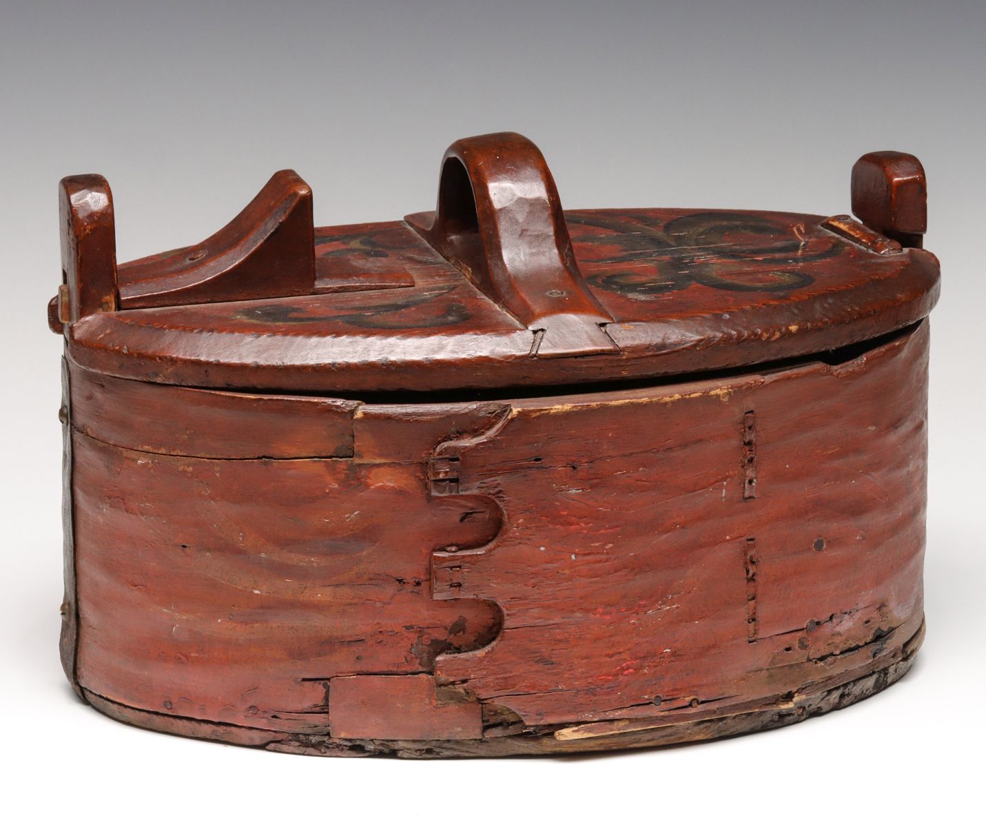 AN EARLY 19TH C. CARVED AND PAINTED BENTWOOD TINE BOX