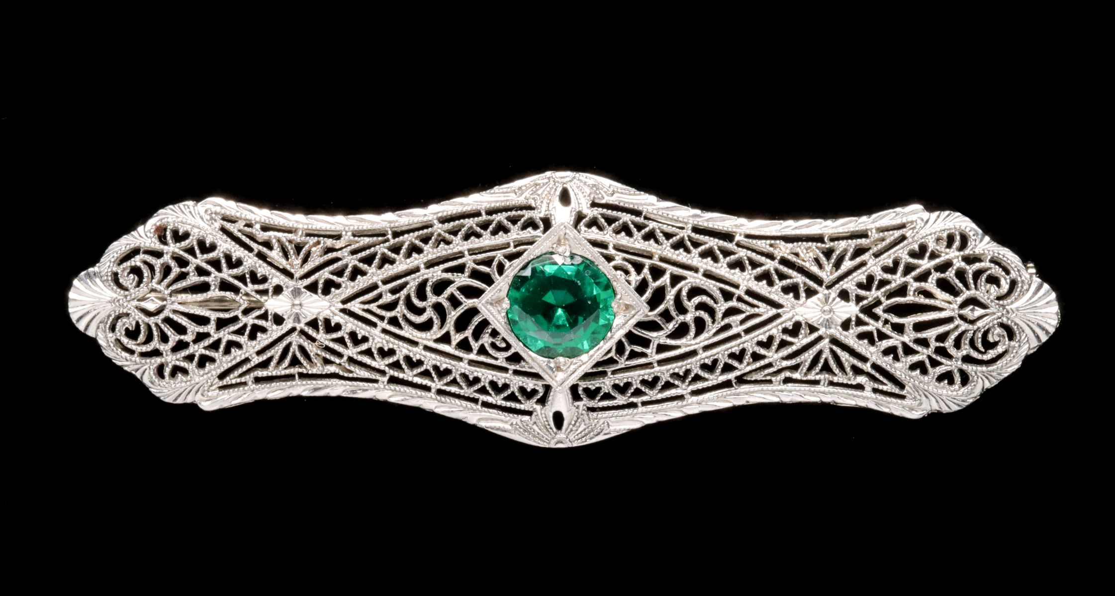 AN EDWARDIAN 14K WHITE GOLD FILIGREE BAR PIN