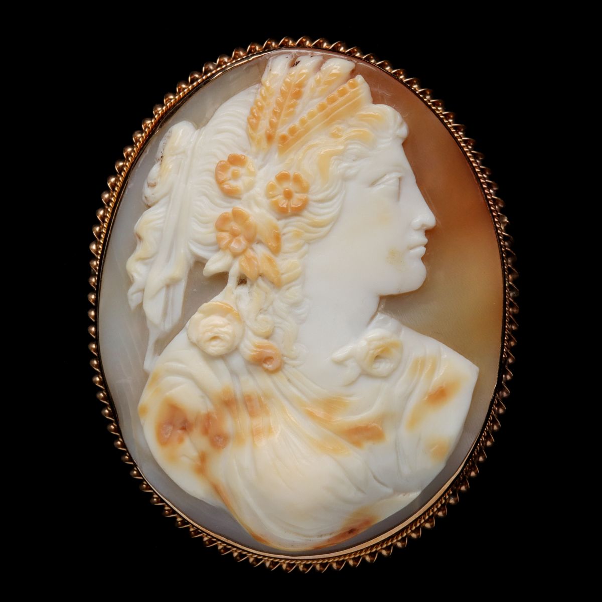 A NICE, LARGE 19TH CENTURY CARVED SHELL CAMEO IN GOLD