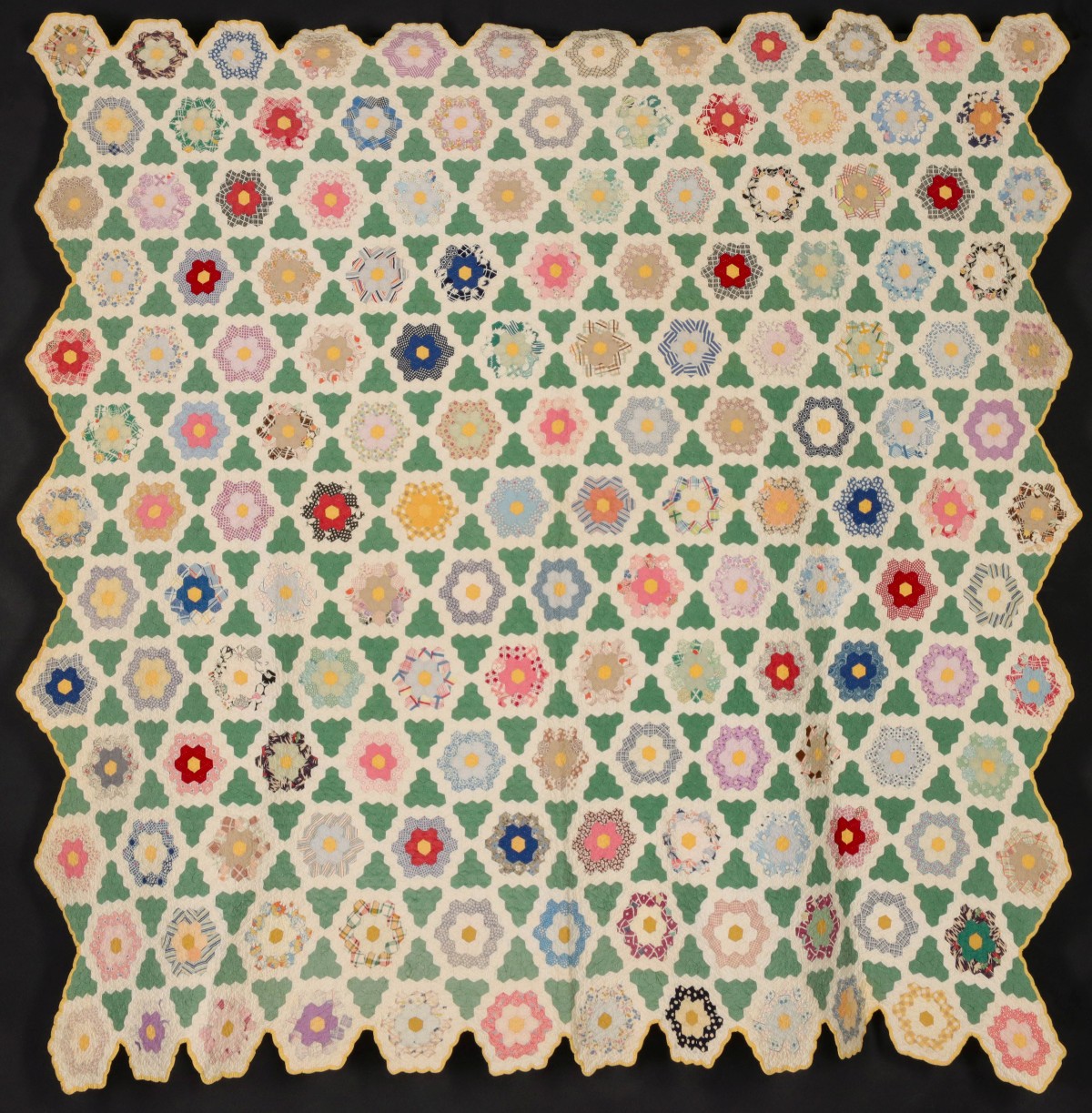 A GRANDMOTHER'S FLOWER GARDEN PATTERN QUILT C. 1930s