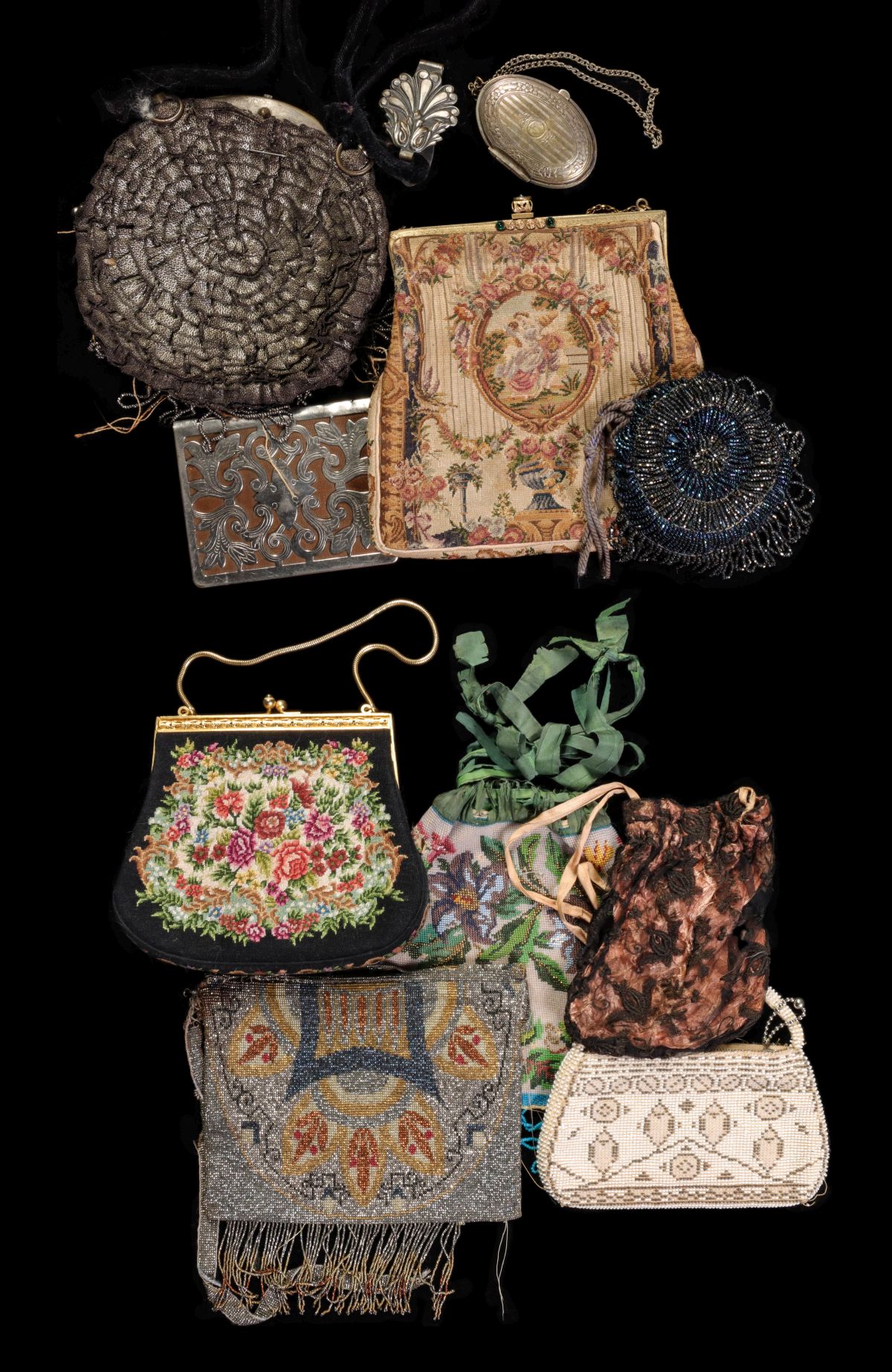 A COLLECTION OF TEN ANTIQUE AND VINTAGE PURSES & BAGS