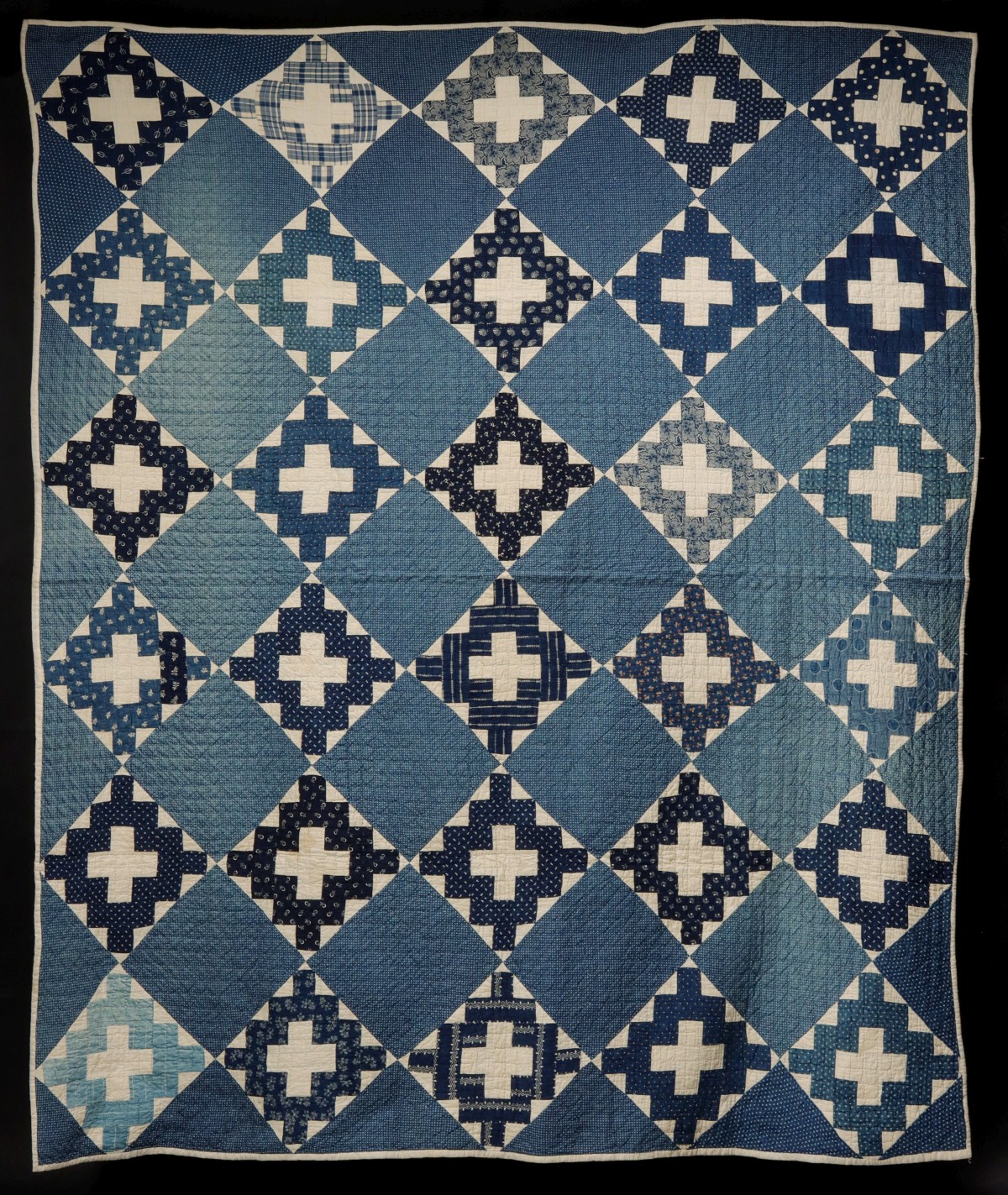 AN EARLY 20TH CENT BLUE AND WHITE ALBUM PATTERN QUILT