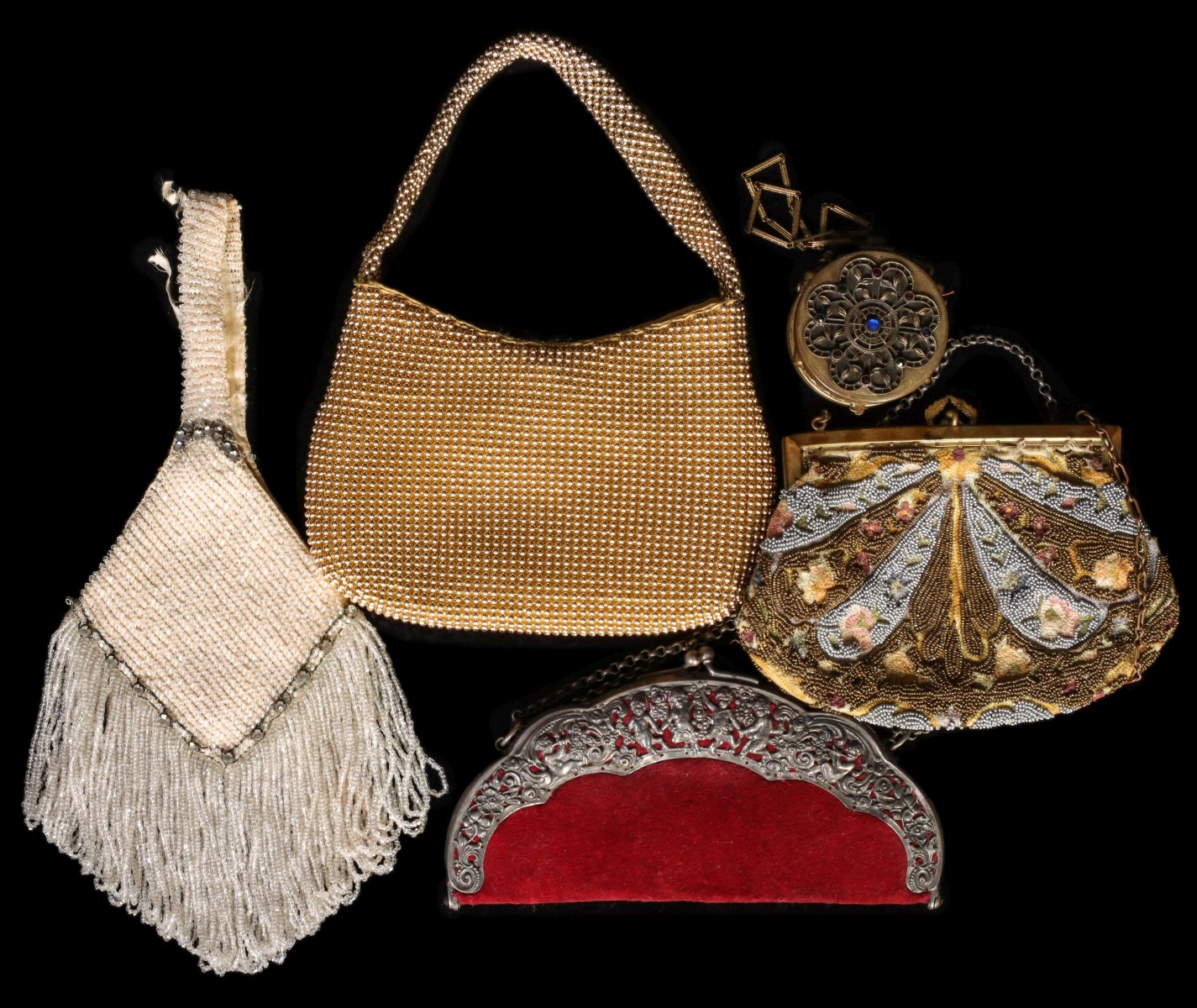 A COLLECTION OF ANTIQUE AND VINTAGE PURSES & COMPACT