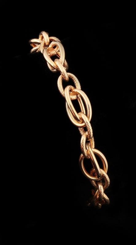 AN ITALIAN 18K GOLD HEFTY HAND MADE LINK BRACELET 