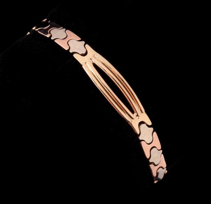 A CONTEMPORARY MIRROR FINISH 14K ITALIAN BRACELET