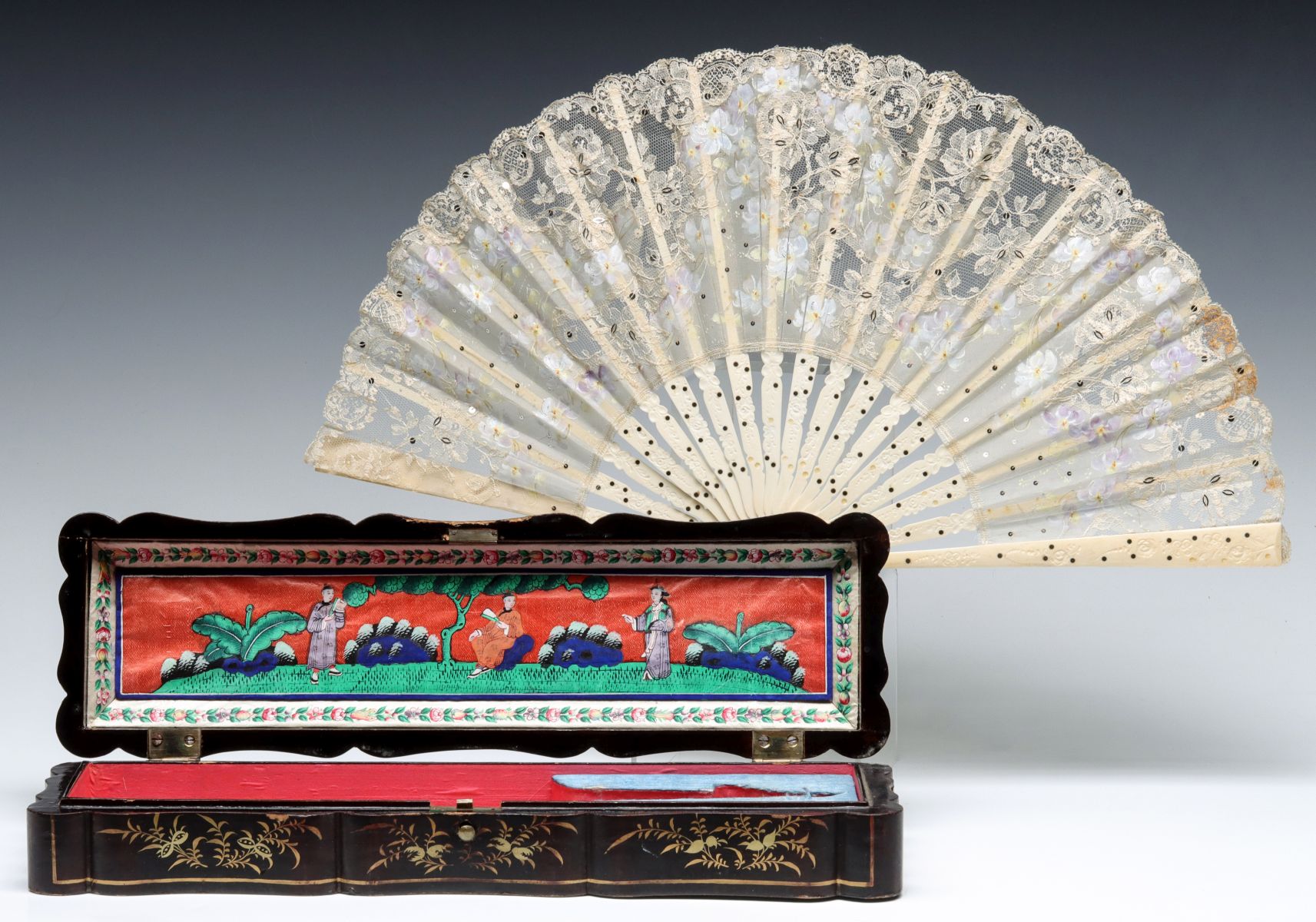 A FINE 19TH C. CHINESE EXPORT HAND FAN IN LACQUER BOX