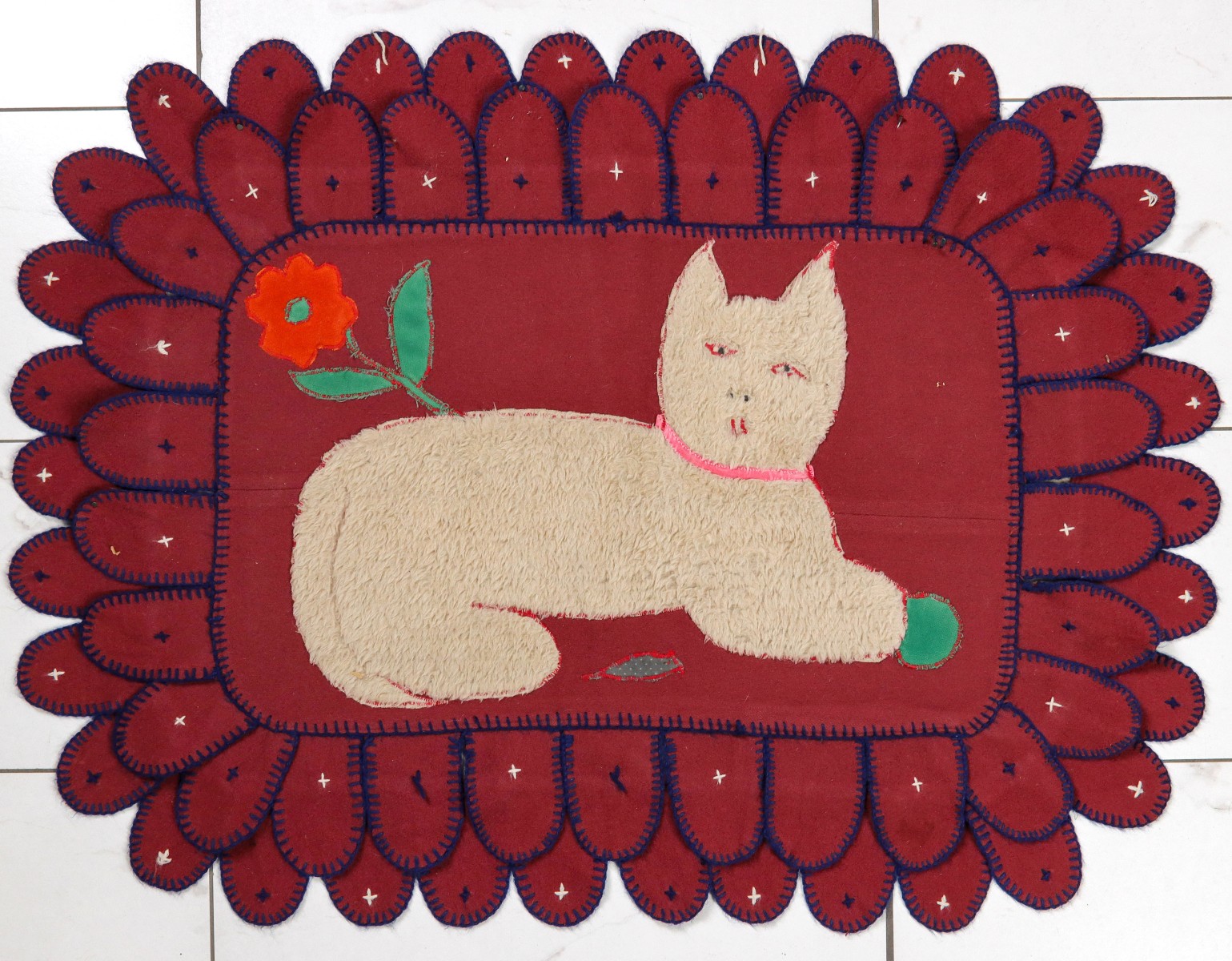 A MID 20TH CENTURY FOLK ART WOOL RUG WITH CHENILLE CAT