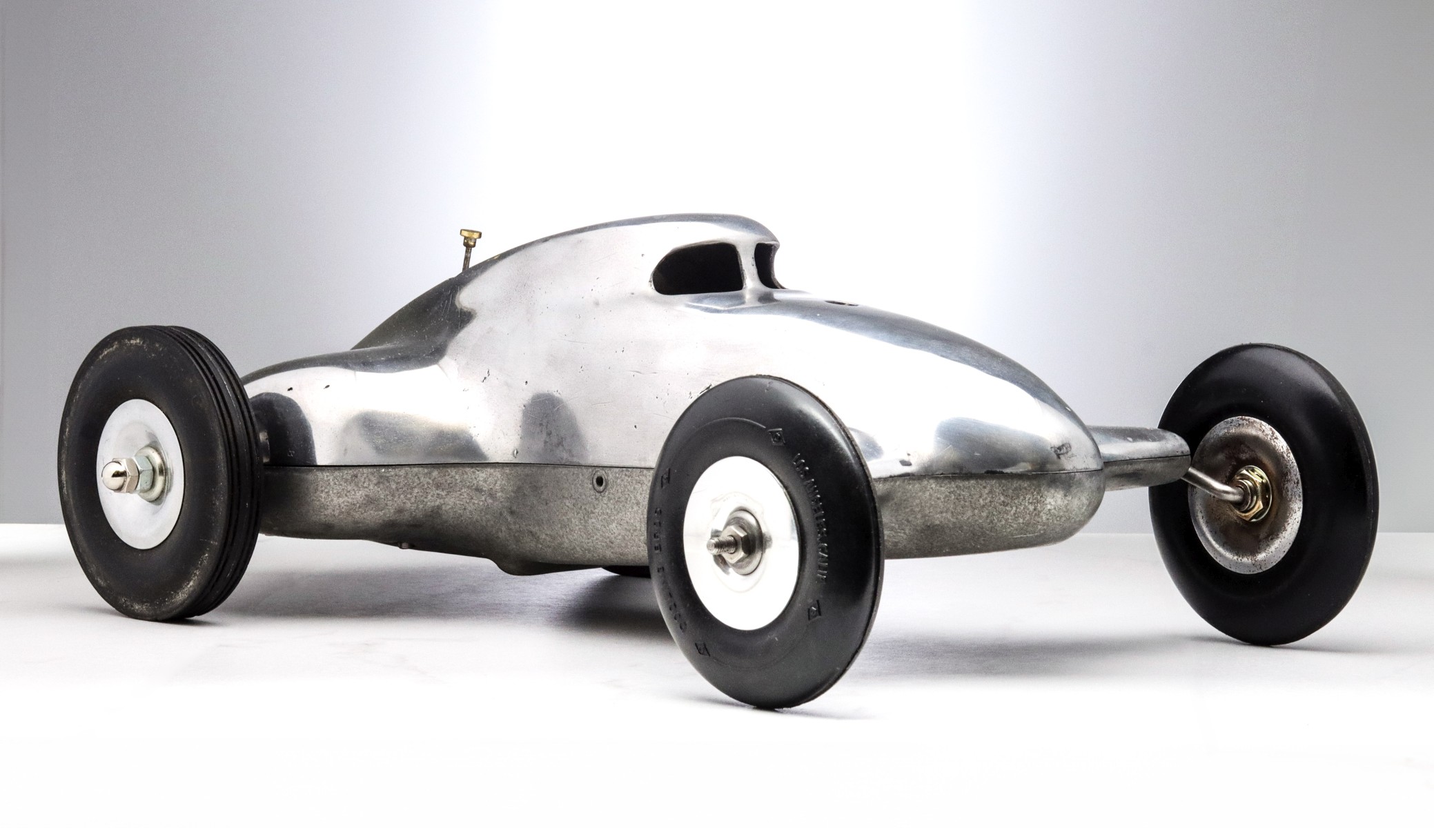 A CIRCA 1940s DOOLING BROS 'FROG' STREAMLINE TETHER CAR