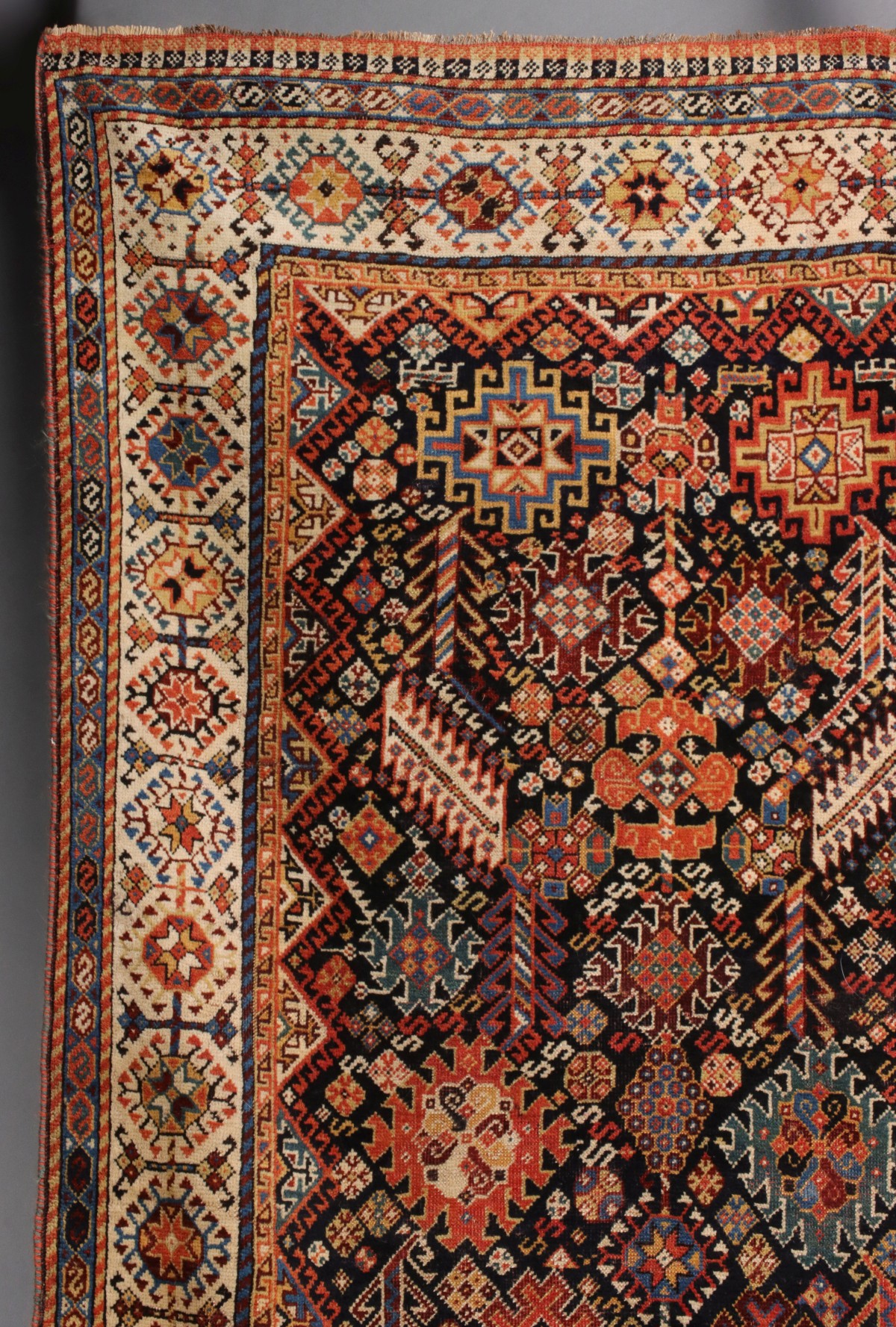 A FINE ANTIQUE SOUTHWEST PERSIAN QASHQUAI RUG C. 1890