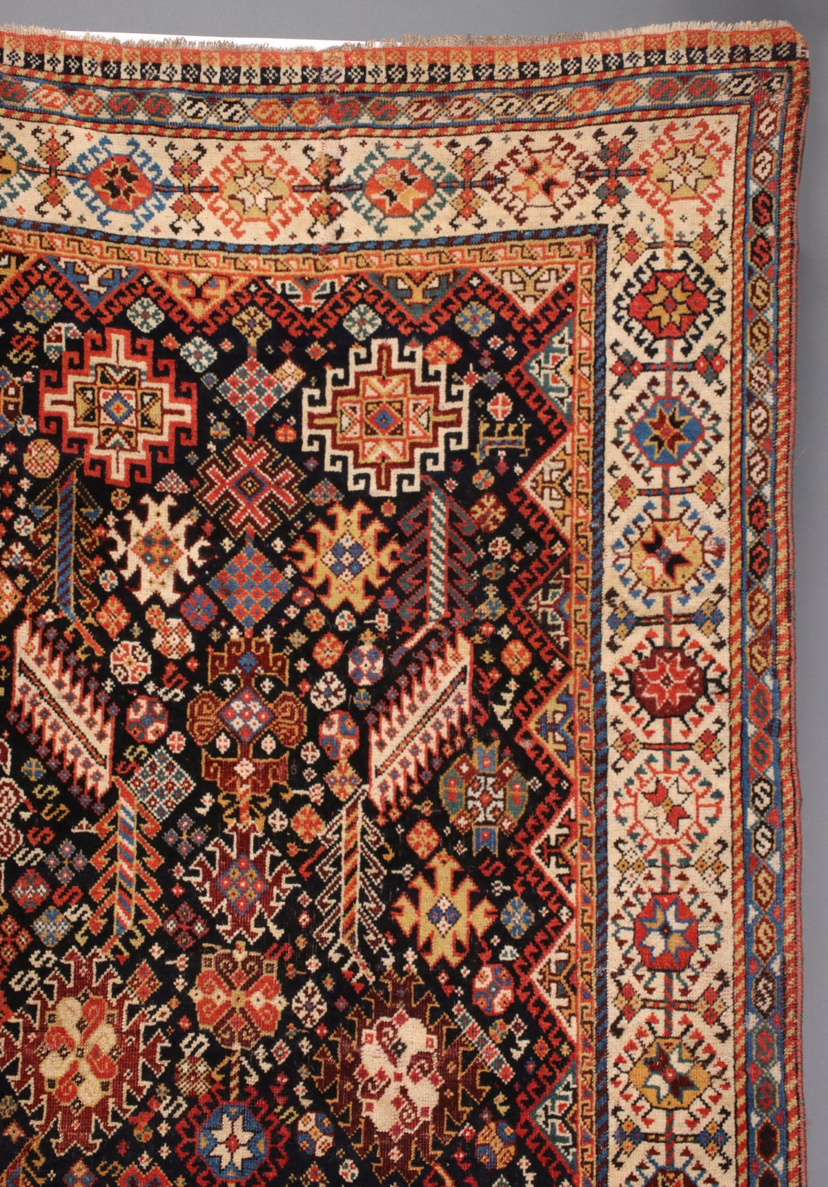 A FINE ANTIQUE SOUTHWEST PERSIAN QASHQUAI RUG C. 1890