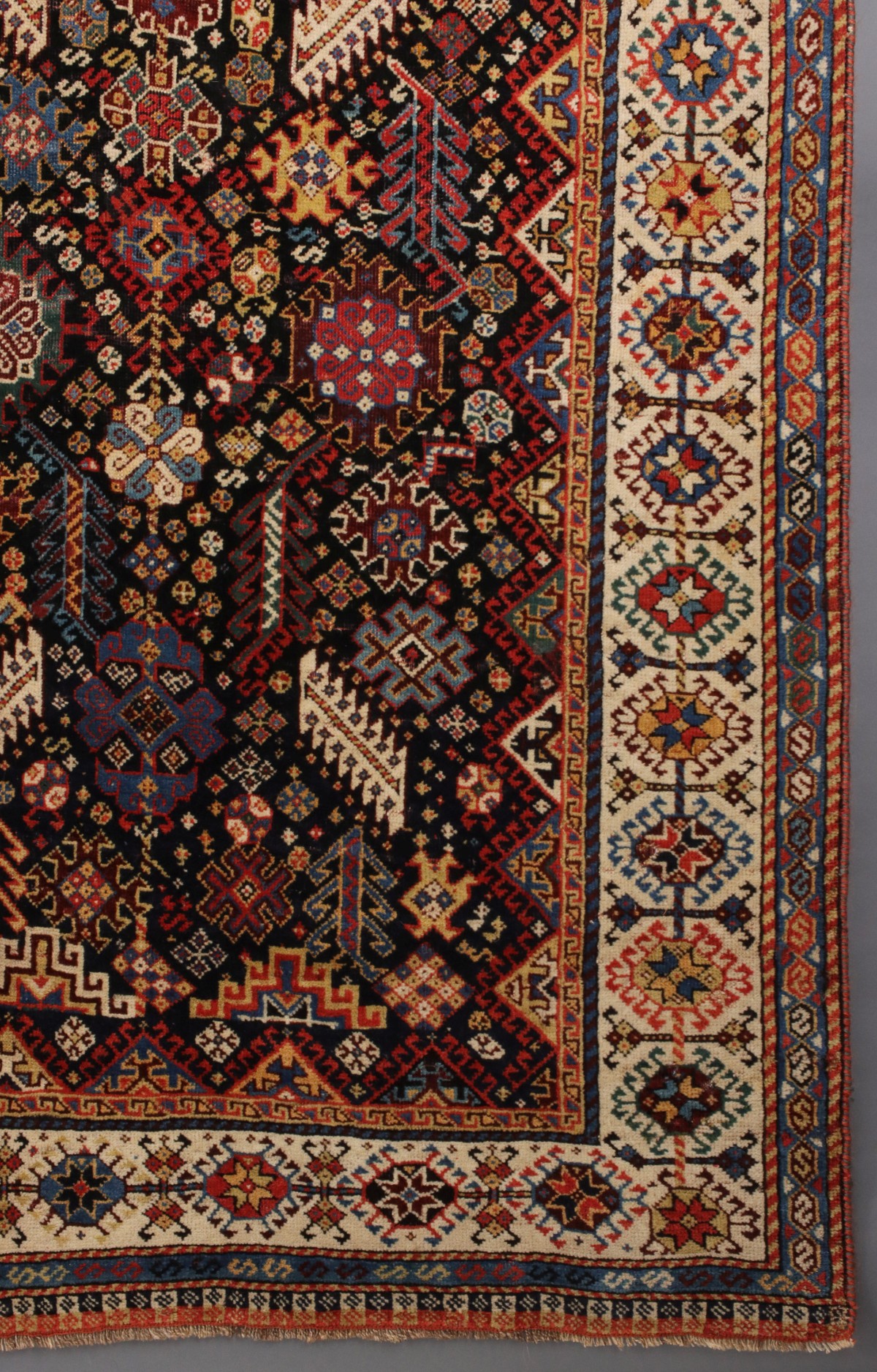 A FINE ANTIQUE SOUTHWEST PERSIAN QASHQUAI RUG C. 1890