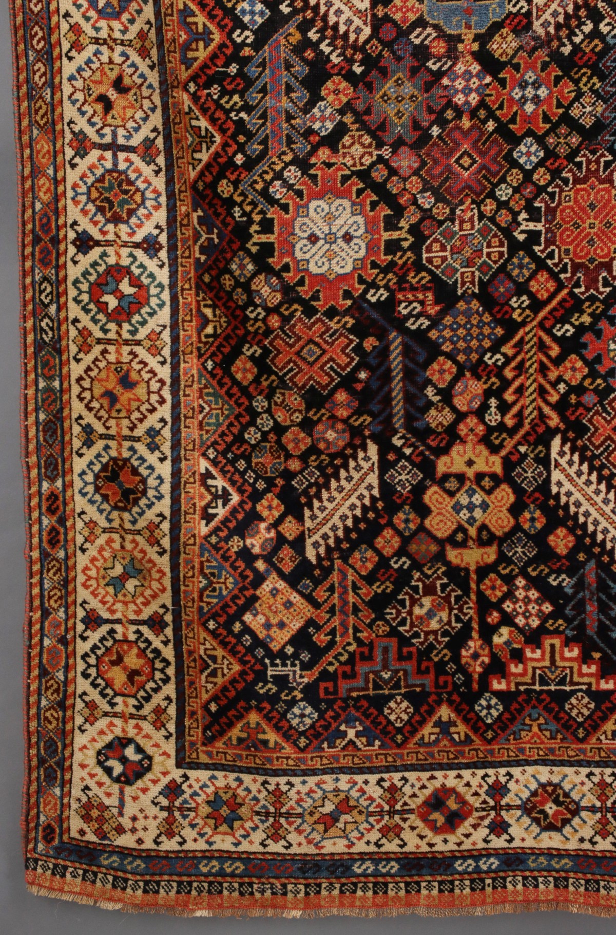 A FINE ANTIQUE SOUTHWEST PERSIAN QASHQUAI RUG C. 1890