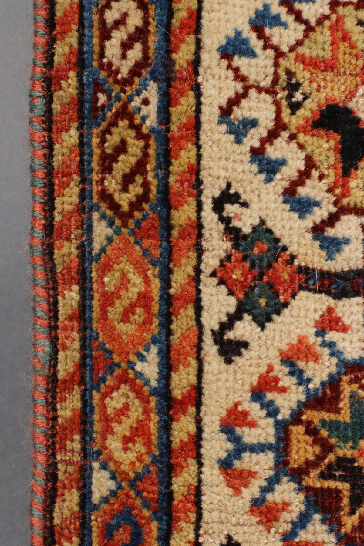 A FINE ANTIQUE SOUTHWEST PERSIAN QASHQUAI RUG C. 1890