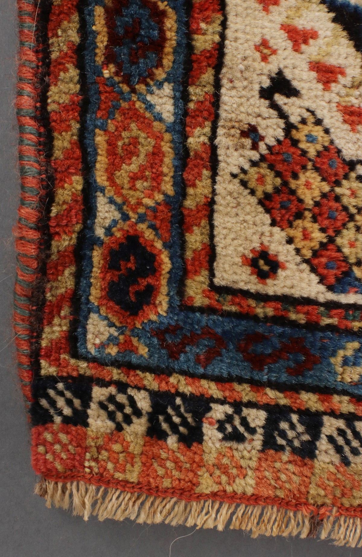 A FINE ANTIQUE SOUTHWEST PERSIAN QASHQUAI RUG C. 1890