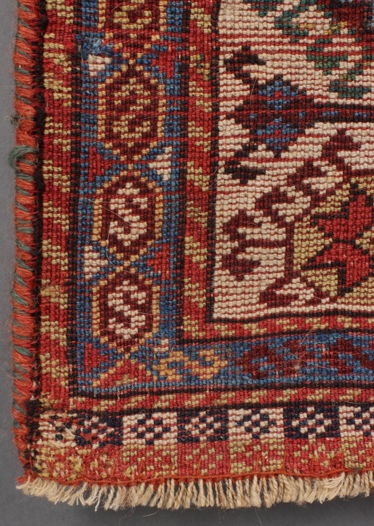 A FINE ANTIQUE SOUTHWEST PERSIAN QASHQUAI RUG C. 1890