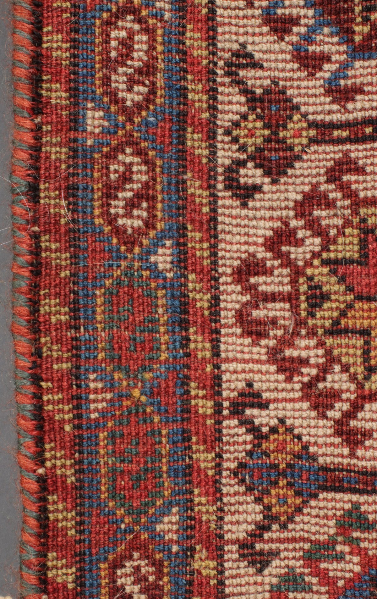 A FINE ANTIQUE SOUTHWEST PERSIAN QASHQUAI RUG C. 1890