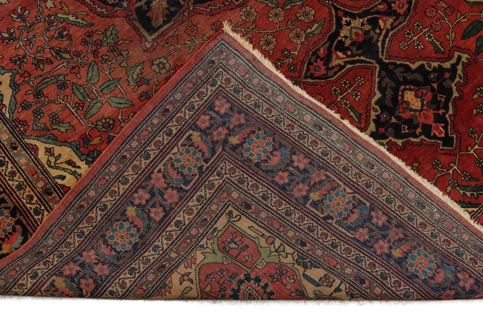 A PERSIAN SAROUK ROOM SIZE RUG WITH MEDALLION CIRCA 1900