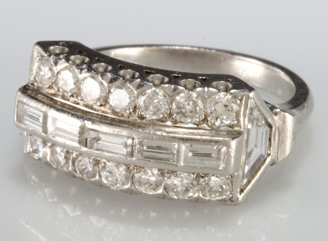 A FINE DIAMOND AND PLATINUM FASHION RING 