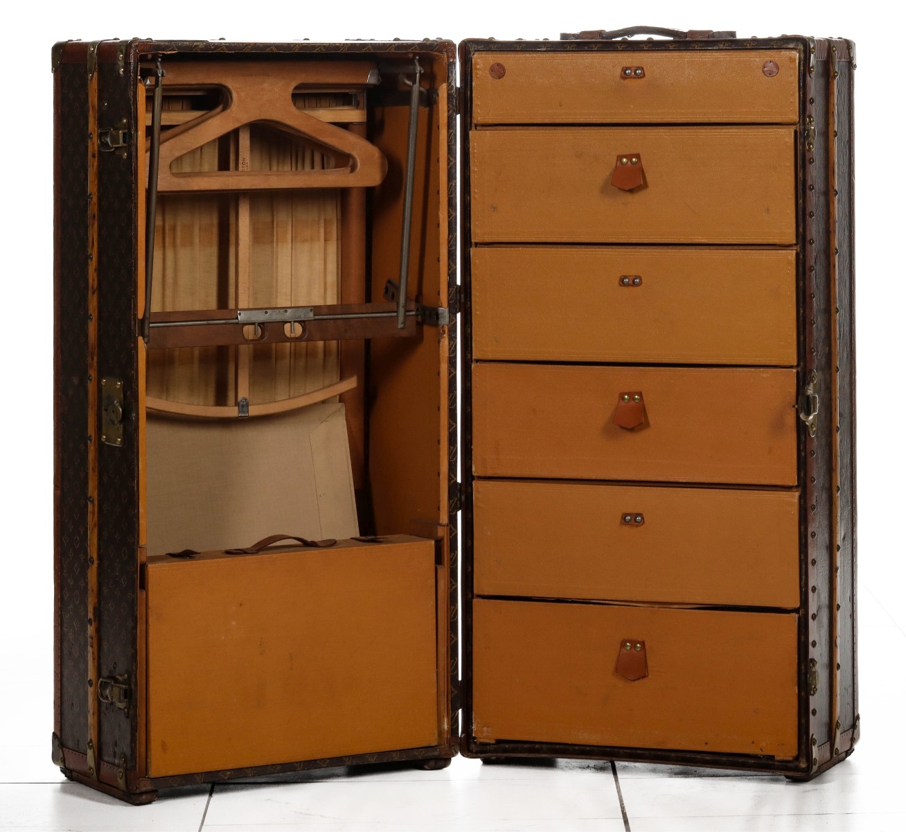 A FINE LARGE LOUIS VUITTON TRAVELING WARDROBE C. 1920s