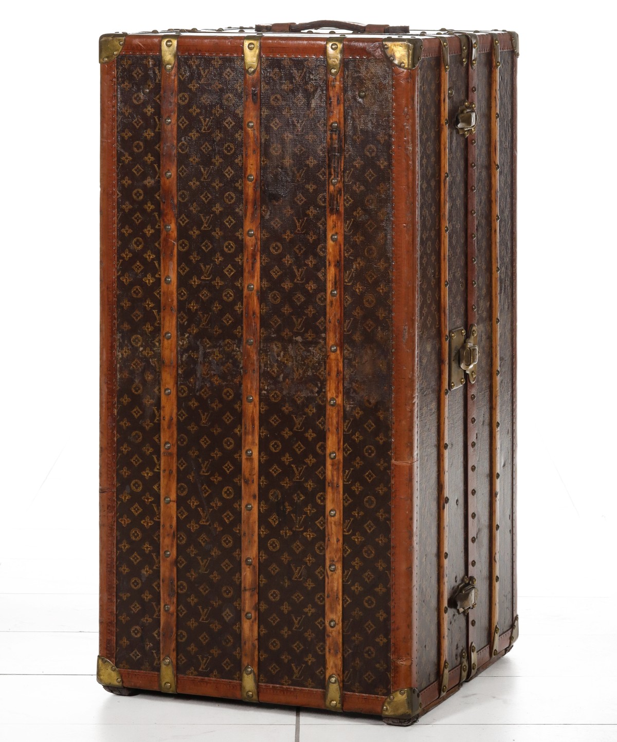 A FINE LARGE LOUIS VUITTON TRAVELING WARDROBE C. 1920s