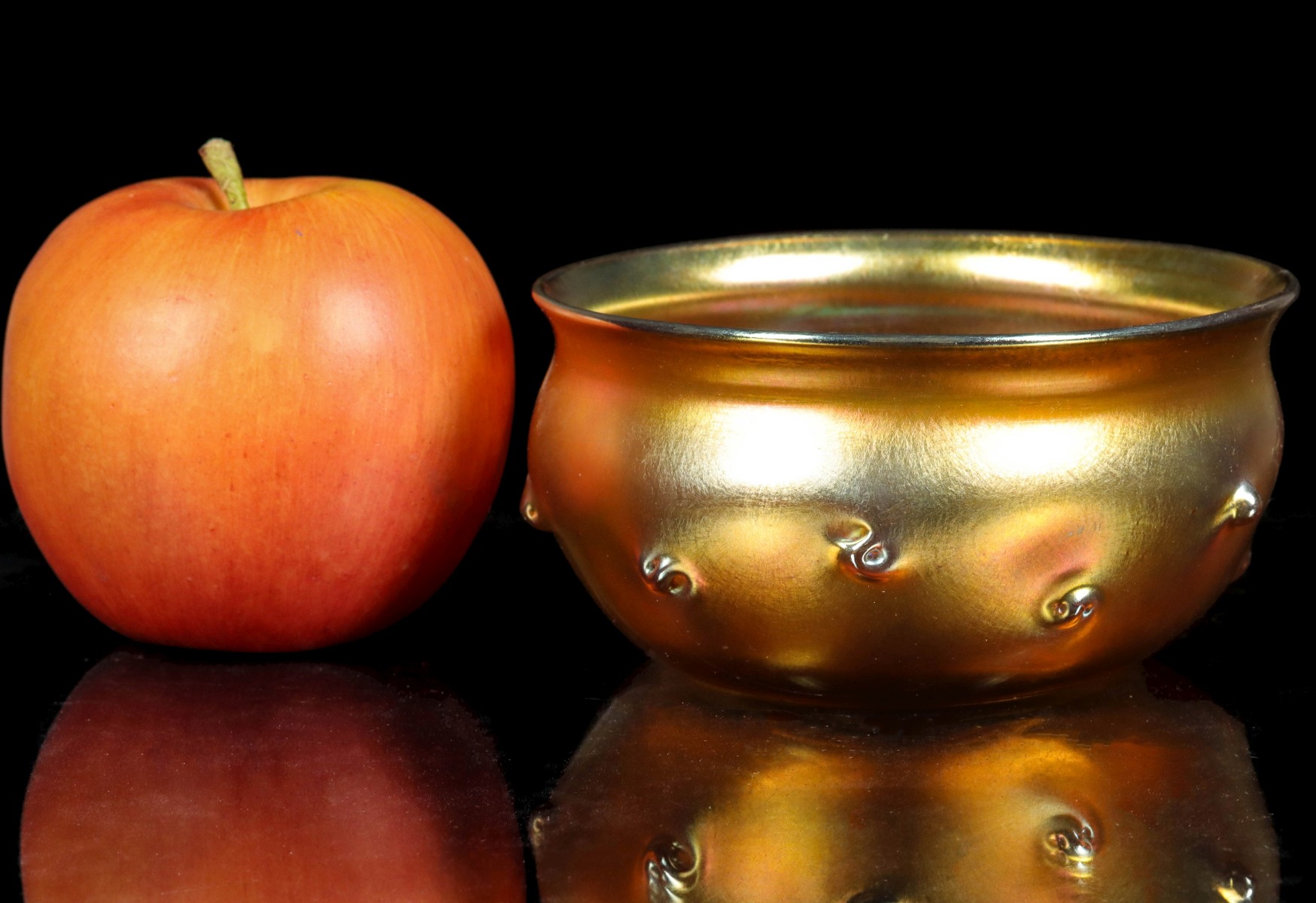 A TIFFANY FAVRILE ART GLASS FINGER BOWL AND UNDERPLATE