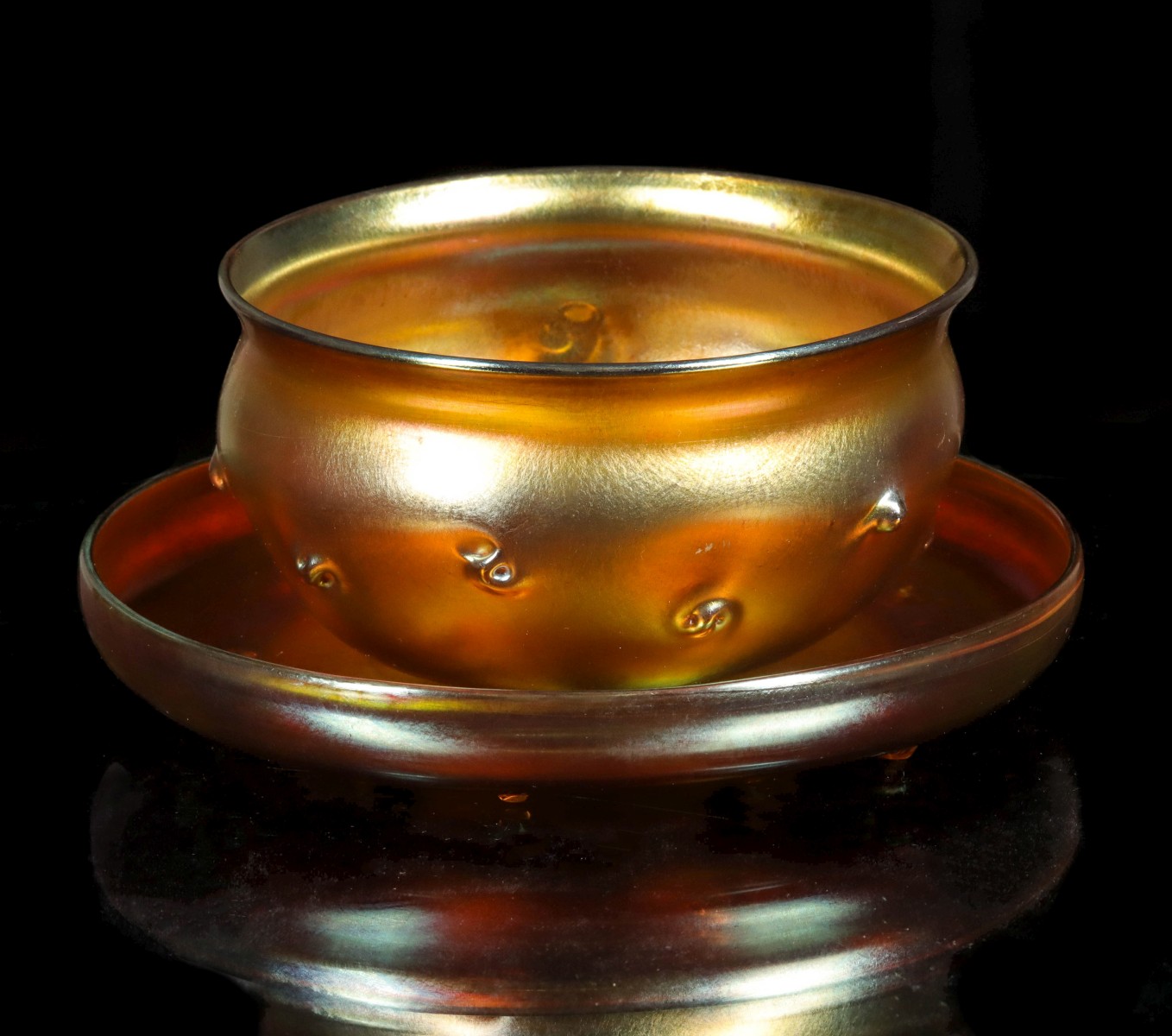 A TIFFANY FAVRILE ART GLASS FINGER BOWL AND UNDERPLATE