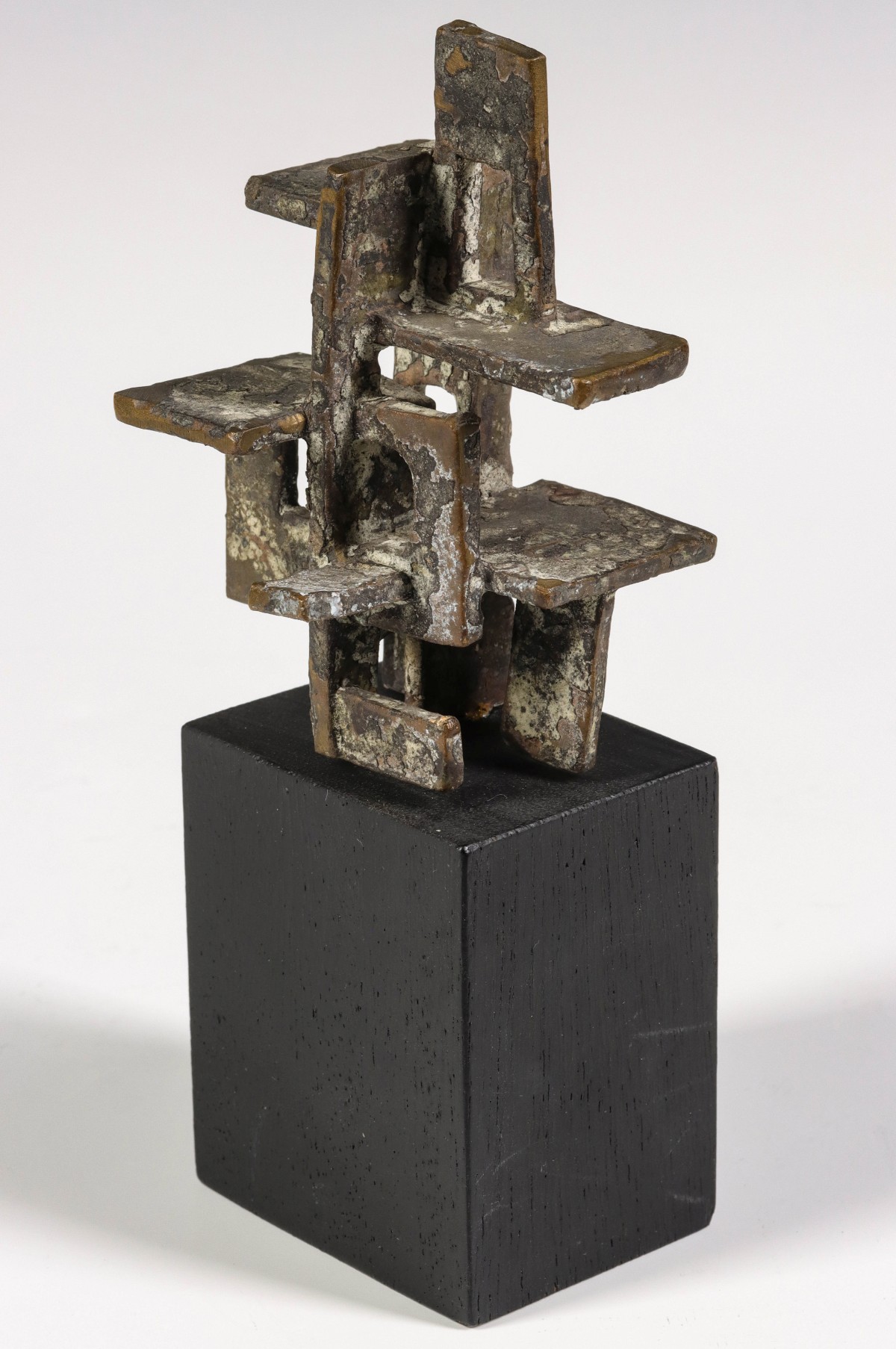 A 20TH CENT BRUTALIST STYLE PATINATED BRONZE SCULPTURE